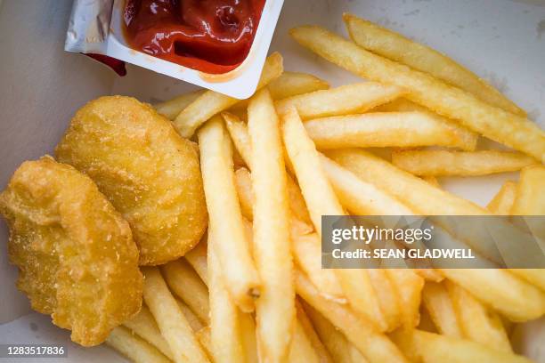 chicken nuggets and fries - chicken nugget photos et images de collection