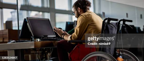 homme dans le fauteuil roulant - accessibilité aux personnes handicapées photos et images de collection