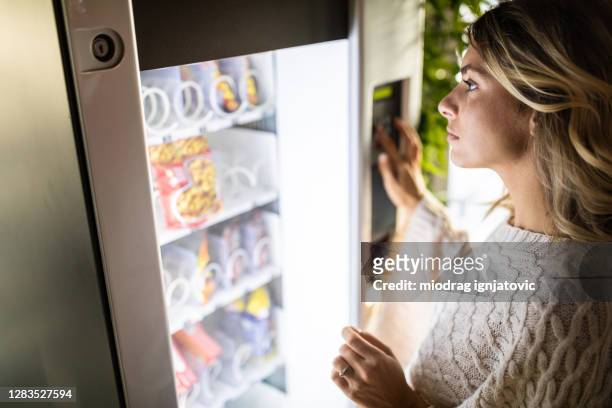 女商人從自動售貨機買點零食 - vending machine 個照片及圖片檔