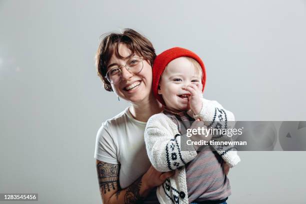 feliz retrato familiar de madre soltera y su bebé - familia de verdad fotografías e imágenes de stock