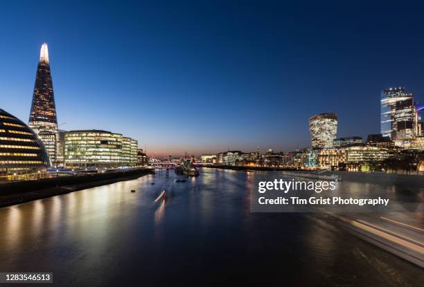 the london skyline towards the shard tower and river thames at dusk - thames river stockfoto's en -beelden