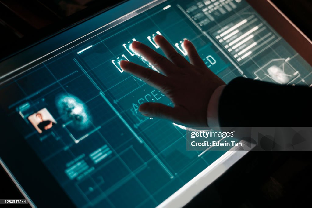 Hand von asiatischen Chinesen mit Blazer auf Scanner-Gerät Bildschirm für Sicherheitsüberprüfung Zugriff setzen