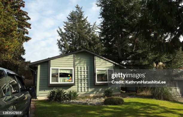 casa asequible en un suburbio de vancouver, canadá - viviendas asequibles fotografías e imágenes de stock