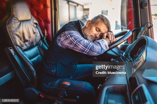 vrachtwagenchauffeur slapen. - dream deliveries stockfoto's en -beelden