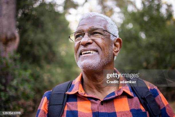 senior black man vandring i naturen - messestand bildbanksfoton och bilder