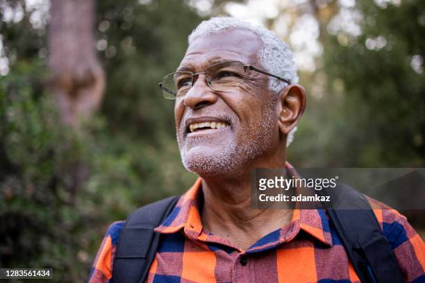 senior black man vandring i naturen - messestand bildbanksfoton och bilder