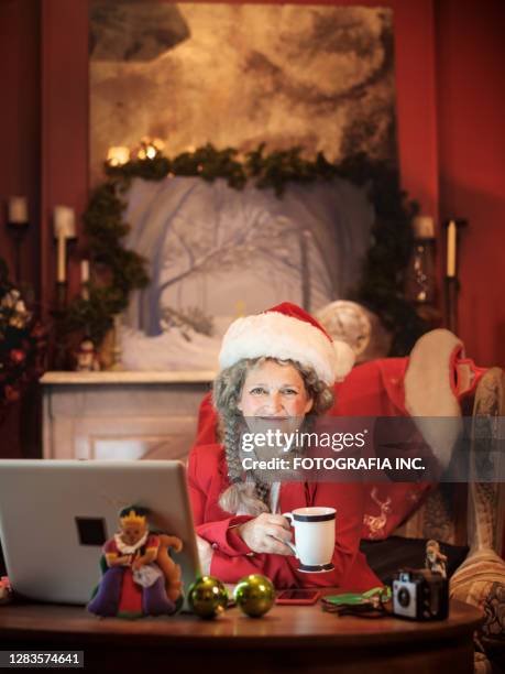 mrs.clause on a video conference call - mãe natal imagens e fotografias de stock