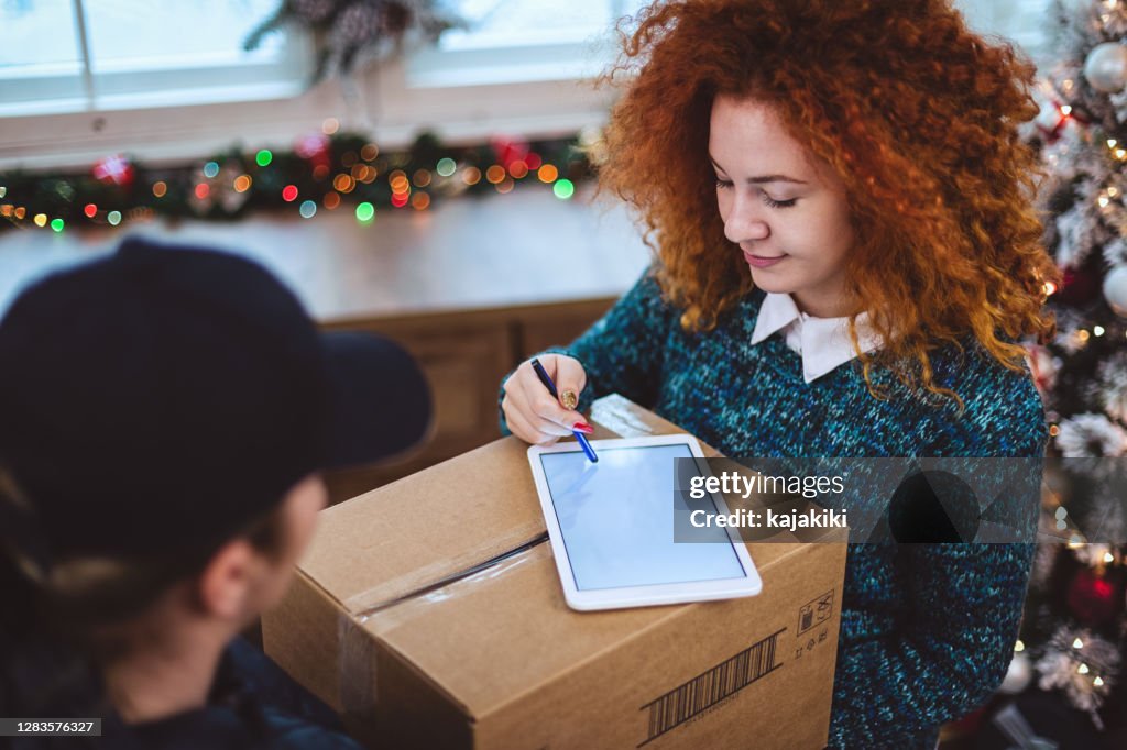 Junges Mädchen bekommt Paket während der Weihnachtsferien