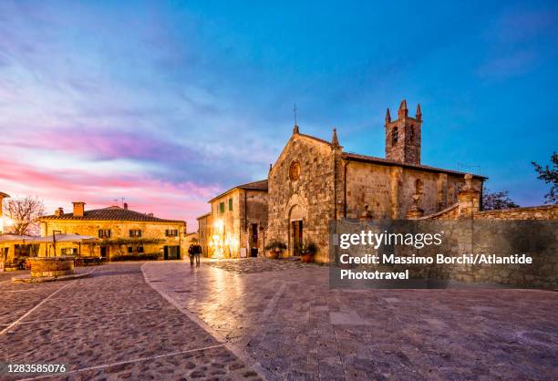 chiesa (church) di santa maria assunta and piazza (square) roma, the main square, at twilight - monteriggioni stock pictures, royalty-free photos & images