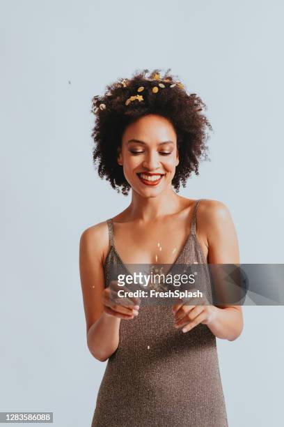 快樂混合種族婦女拿著火花的肖像, 慶祝概念 - gold dress 個照片及圖片檔