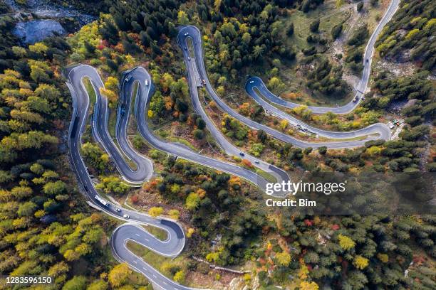 winding mountain road, maloja pass, alpes suíços, vista aérea - região de maloja - fotografias e filmes do acervo