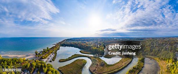 luftaufnahme des rouge national urban park und des rouge river, toronto, kanada - lake ontario stock-fotos und bilder