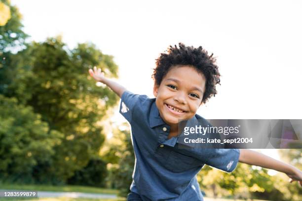 glück und wohlbefinden - happy children playing outdoors stock-fotos und bilder