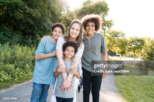 mamá caminando con hijos al aire libre - madre soltera fotografías e imágenes de stock