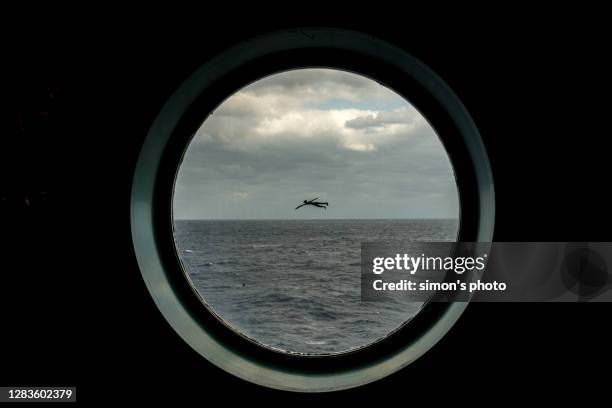 paper cut on porthole - patrijspoort stockfoto's en -beelden