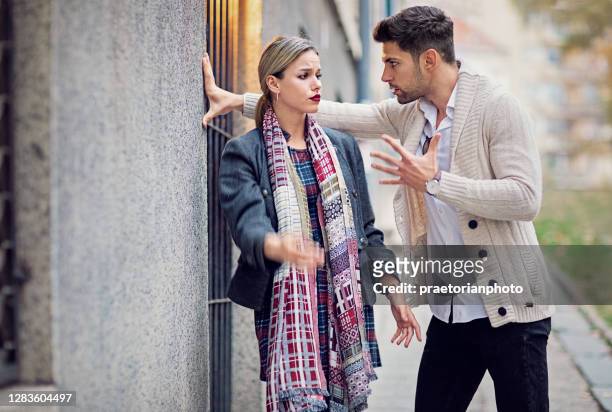 Mujer Está Consolando A Su Novio Enfadado En La Calle Foto de stock - Getty  Images