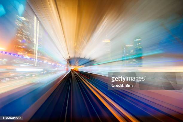 bunte bewegungs-blurred-light-trails - rail transportation stock-fotos und bilder