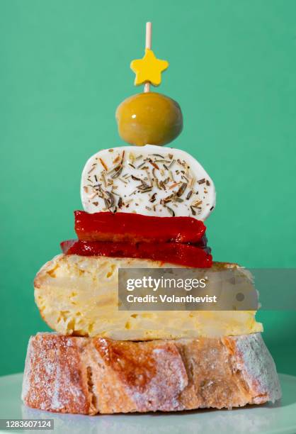 appetizer or tapa in the shape of a christmas tree made of bread, omelette, green pepper, red pepper, cheese and olive - apero noel photos et images de collection