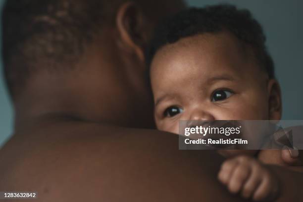 retrato del recién nacido con papá - compassionate eye fotografías e imágenes de stock