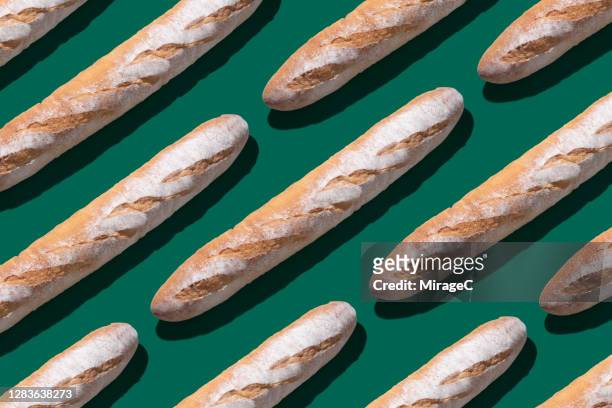 baguette long loaf arrangement pattern - barra de pan francés fotografías e imágenes de stock