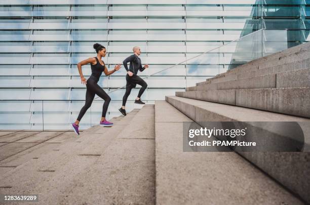couple running in berlin - corredor caraterística de construção imagens e fotografias de stock