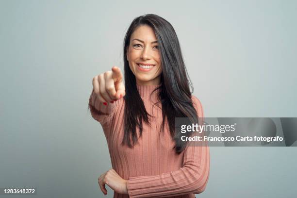 young lady pointing - wijzen handgebaar stockfoto's en -beelden