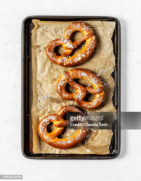 soft pretzels on baking sheet on white background - baking sheet 個照片及圖片檔