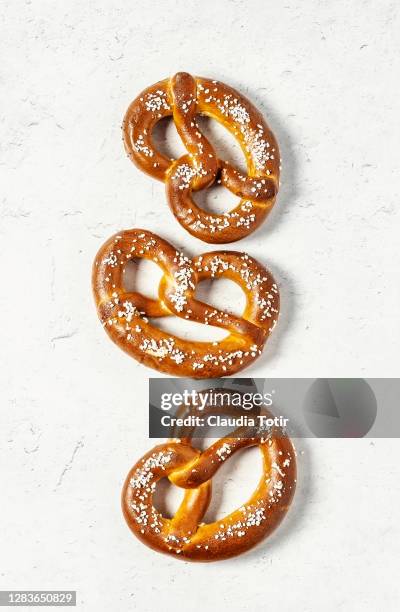 soft pretzels on white background - pretzel stockfoto's en -beelden
