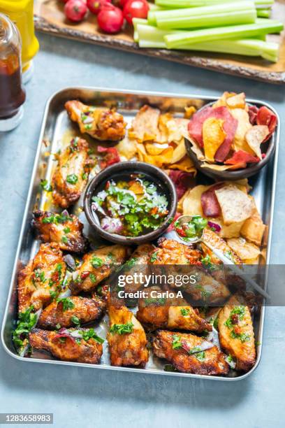 bbq marinated chicken wings with crisps - marina imagens e fotografias de stock