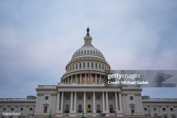 capitol building up close overcast at dusk - kongressversammlung stock-fotos und bilder