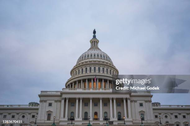 capitol building up close overcast at dusk - us senate photos et images de collection