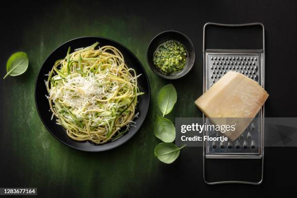 italian food: spaghetti pesto with zucchini still life - pesto imagens e fotografias de stock