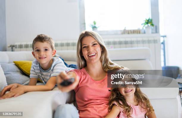 família feliz relaxando e assistindo tv em casa - girls television show - fotografias e filmes do acervo