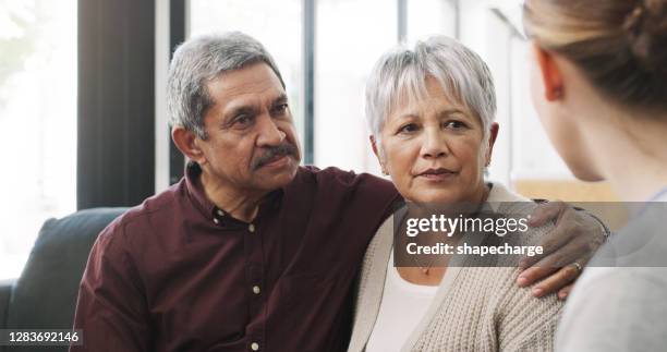 juntos a través de los buenos y los malos - hombre revision fotografías e imágenes de stock