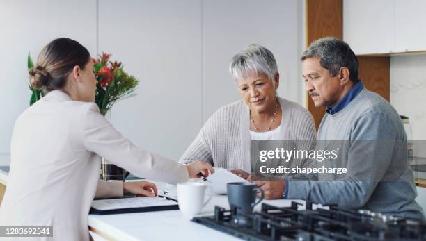 met de juiste investering is een maandelijks pensioeninkomen mogelijk - bank counter old stockfoto's en -beelden