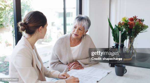 financieel advies als het hare is onbetaalbaar - bank counter old stockfoto's en -beelden