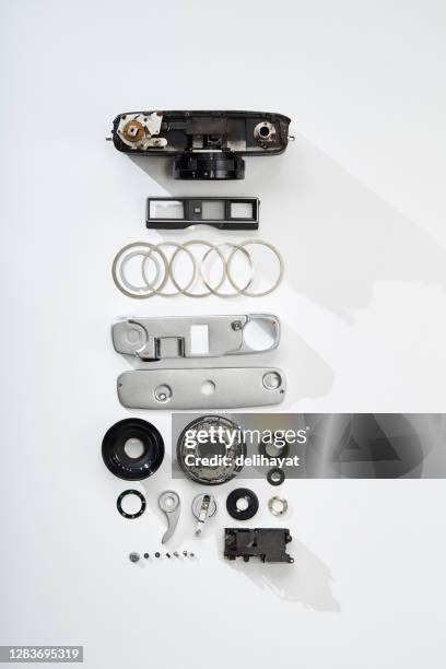 flache lage oberansicht von teilen und komponenten einer zerlegten vintage-filmkamera - zerlegen stock-fotos und bilder