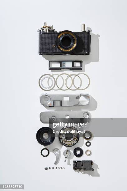 分解されたヴィンテージフィルムカメラの部品とコンポーネントのフラットレイトップビュー - 機械部品 ストックフォトと画像