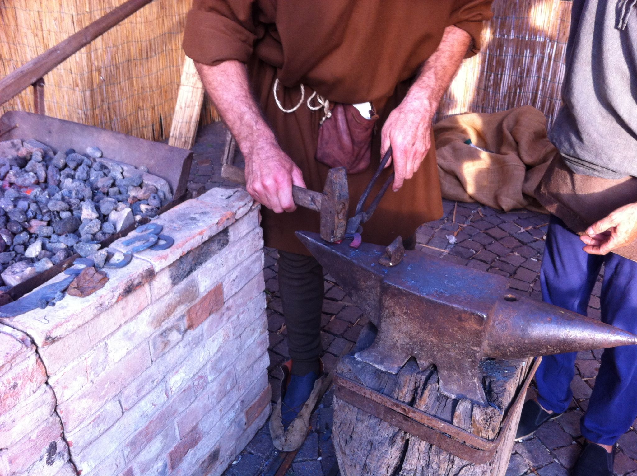 fabbro al lavoro