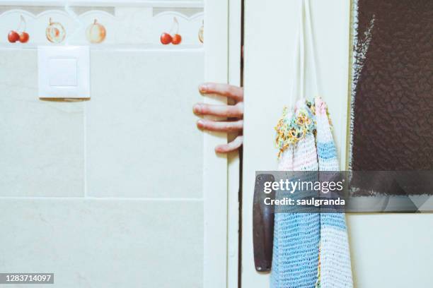 human fingers sticking out from behind a door - breaking through wall stockfoto's en -beelden