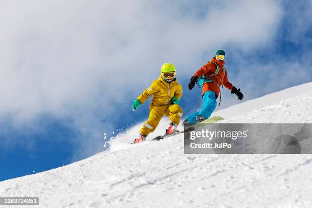 vacanze invernali in stazione sciistica - snowboard foto e immagini stock