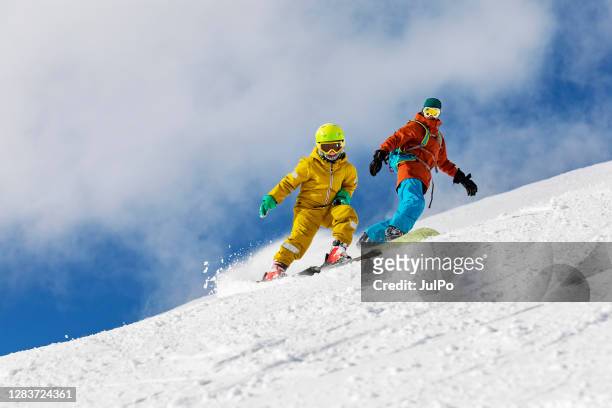 滑雪勝地的寒假 - snowboard 個照片及圖片檔