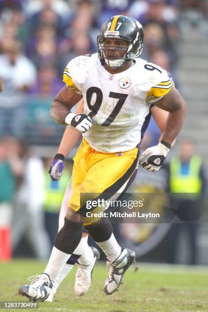 Kendrell Bell of the Pittsburgh Steelers in position during a NFL football game against the Baltimore Ravens on October 27, 2002 at Ravens Stadium in...