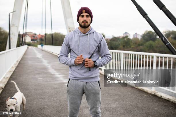 un bell'atleta con una corda di velocità - pantaloni di tuta foto e immagini stock