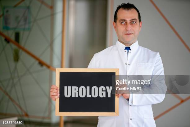 arzt hält eine tafel geschrieben urologie, medizinisches konzept - urologie stock-fotos und bilder