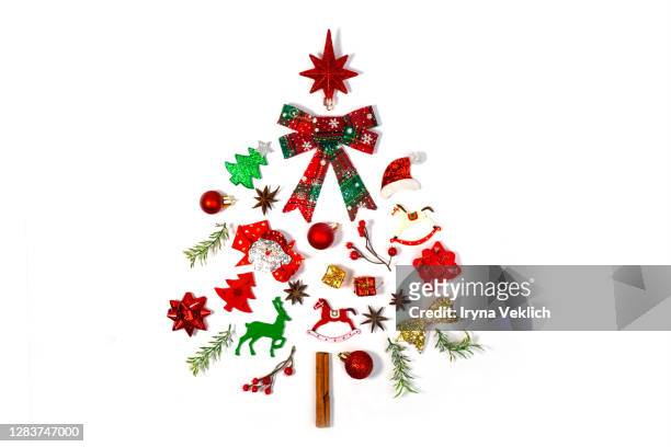 christmas objects laid out in the shape of a christmas tree. - christmas decorations isolated photos et images de collection