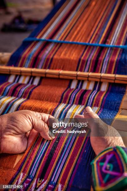 peruvian woman weaving, the sacred valley, chinchero - chinchero fotografías e imágenes de stock