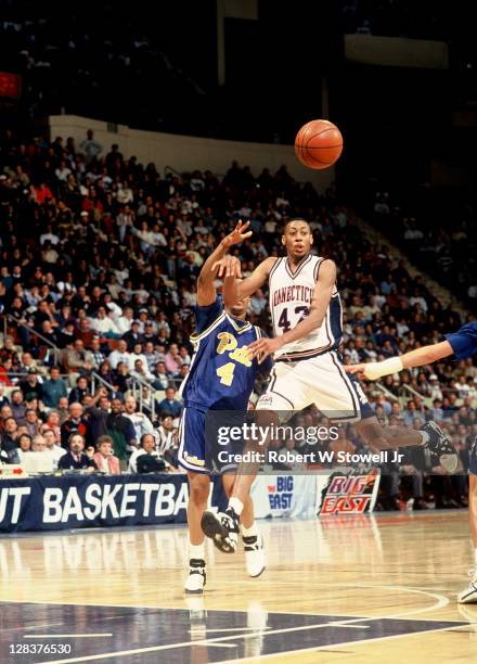 UConn's Donyell Marshall dishes the ball on a fast break in a Big East game against the University of Pittsburgh, Hartford CT 1994.