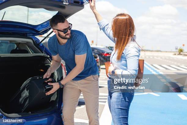 junges paar am flughafen - airport parking stock-fotos und bilder