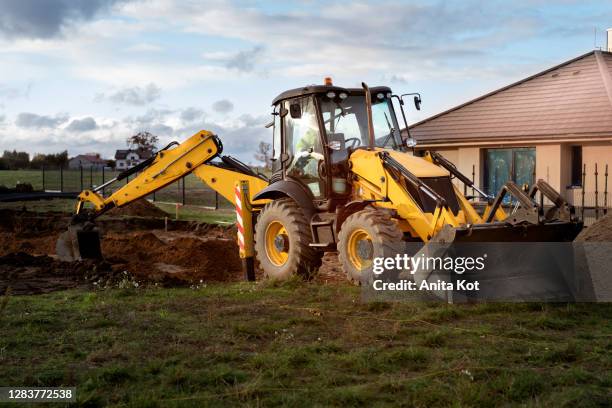 excavator at the construction site - pala-parte-de-un-vehículo fotografías e imágenes de stock